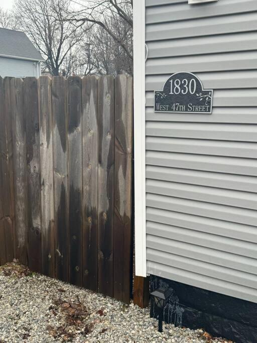 Little House On 47Th Apartment Cleveland Exterior photo